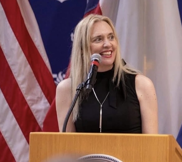 Dr. Mienie Roberts speaking at a podium